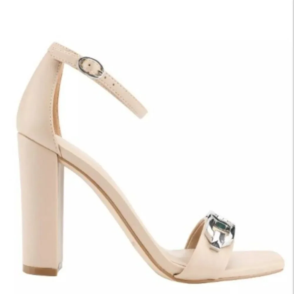 $49 NWT (9) MARC FISHER Sandal